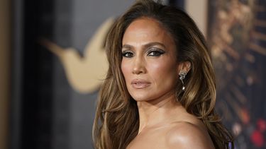 Jennifer Lopez llega al estreno de This Is Me... Now: A Love Story el martes 13 de febrero de 2024, en el Teatro Dolby en Los Ángeles. (Foto Jordan Strauss/Invision/AP)