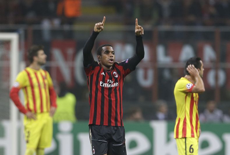 El brasile&ntilde;o Robinho del AC Milan celebra tras abrir el marcador durante un partido del Grupo H de la Liga de Campeones contra el Barcelona en el estadio de San Siro, en Mil&aacute;n, Italia, el martes 22 de octubre de 2013. El partido termin&oacut