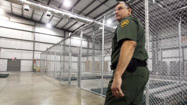 americateve | El agente de la Patrulla Fronteriza de Estados Unidos Roel Rodr&iacute;guez camina dentro de las celdas vac&iacute;as de un nuevo centro para detener a personas que ingresan al pa&iacute;s sin autorizaci&oacute;n en McAllen, Texas el jueves 17 de julio de