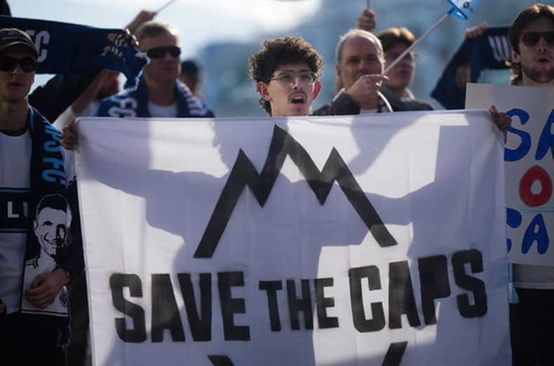 ARCHIVO - Aficionados del equipo de fútbol de la MLS, los Whitecaps de Vancouver, se manifiestan para mantener al equipo en Vancouver, el 30 de abril de 2026, afuera del 76.º Congreso de la FIFA en Vancouver, Columbia Británica. (Darryl Dyck/The Canadian Press vía AP, Archivo)
