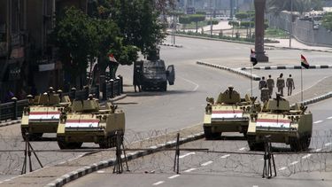 americateve | Soldados egipcios en veh&iacute;culos blindados toman posiciones en una de las entradas a la Plaza Tahrir, en El Cairo, Egipto, el viernes 25 de abril de 2014. (Foto AP/Sabry Khaled, peri&oacute;dico El Shorouk) EGYPT OUT