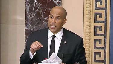 En esta imagen suministrada por la televisión del Senado, el senador Cory Booker habla desde la tribuna el 1 de abril de 2025. (Senate Television vía AP)