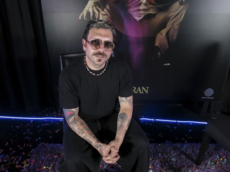 El rapero mexicano Sabino posa para una fotografía para promocionar su álbum Gran, el miércoles 16 de octubre de 2024 en la Ciudad de México. (Foto AP/Berenice Bautista)