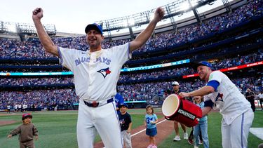 Max Scherzer, de los Azulejos de Toronto, reacciona mientras sus hijos observan a su compañero Myles Straw, derecha, arrojarle un balde de agua, celebrando la trayectoria despues del partido de béisbol de Grandes Ligas ante los Rojos de Cincinnati, el domingo 27 de septiembre de 2026, en Toronto. (Frank Gunn/The Canadian Press via AP)