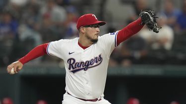El abridor de los Rangers de Texas Dane Dunning lanza en la primera entrada ante los Tigres de Detroit el miércoles 28 de junio del 2023. (AP Foto/LM Otero)