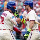 Kyle Schwarber (izquierda), de los Filis de Filadelfia, celebra su jonrón con Bryce Harper (derecha) durante la primera entrada de un partido de béisbol contra los Mets de Nueva York, el sábado 18 de julio de 2026, en Filadelfia. (Foto AP/Chris Szagola)