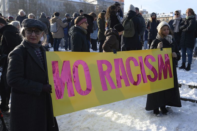 Personas participan en una manifestación contra el extremismo de derecha en Kassel, Alemania, el sábado 20 de enero de 2024. (Swen Pförtner/dpa vía AP)