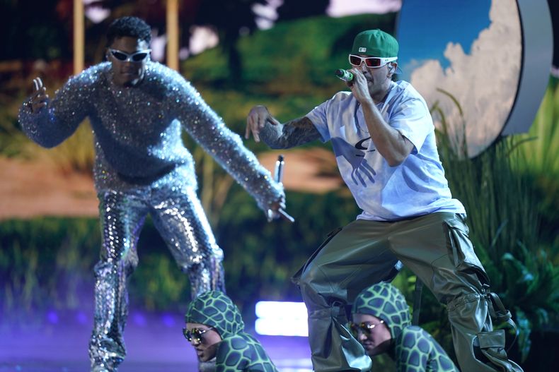 Myke Towers y Feid durante su presetnación en los Premios Billboard de la Música Latina el jueves 5 de octubre de 2023, en Coral Gables, Florida. (Foto AP/Marta Lavandier)