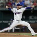 El abridor de los Rangers de Texas Dane Dunning lanza en la cuarta entrada del encuentro ante los Rays de Tampa Bay el lunes 17 de julio del 2023. (AP Foto/Tony Gutierrez)