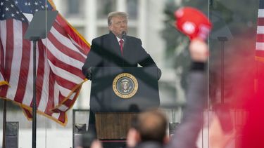 Trump dice que termina su período, promete transición