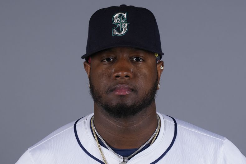 ARCHIVO - El dominicano Gregory Santos, pitcher de los Marineros de Seattle, posa para una foto en 2024 (AP Foto/Lindsey Wasson)