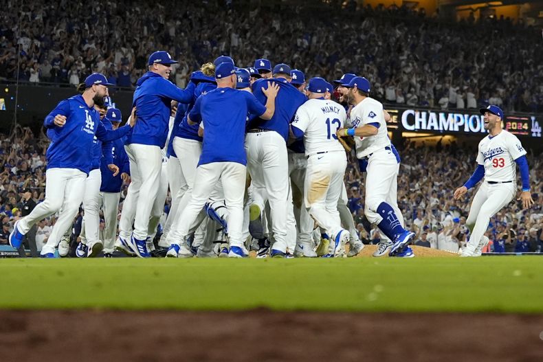 Los Dodgers de Los Ángeles celebran su victoria contra los Mets de Nueva York en el Juego 6 de una Serie de Campeonato de la Liga Nacional de béisbol, el domingo 20 de octubre de 2024, en Los Ángeles. Los Dodgers se enfrentarán a los Yankees de Nueva York en la Serie Mundial. (AP Foto/Julio Cortez)