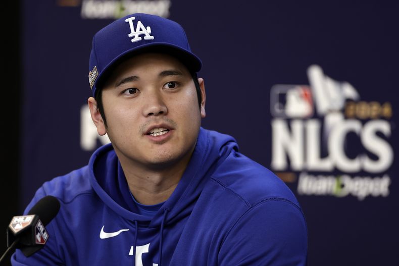 Shohei Ohtani de los Dodgers de Los Ángeles durante una rueda de prensa, el martes 15 de octubre de 2024, previo al tercer juego de la Serie de Campeonato de la Liga Nacional contra los Mets de Nueva York. (AP Foto/Adam Hunger)