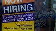 ARCHIVO - Un cartel de Se busca personal se exhibe en un restaurante en Niles, Illinois, el jueves 14 de mayo de 2026. (Foto AP/Nam Y. Huh, archivo)