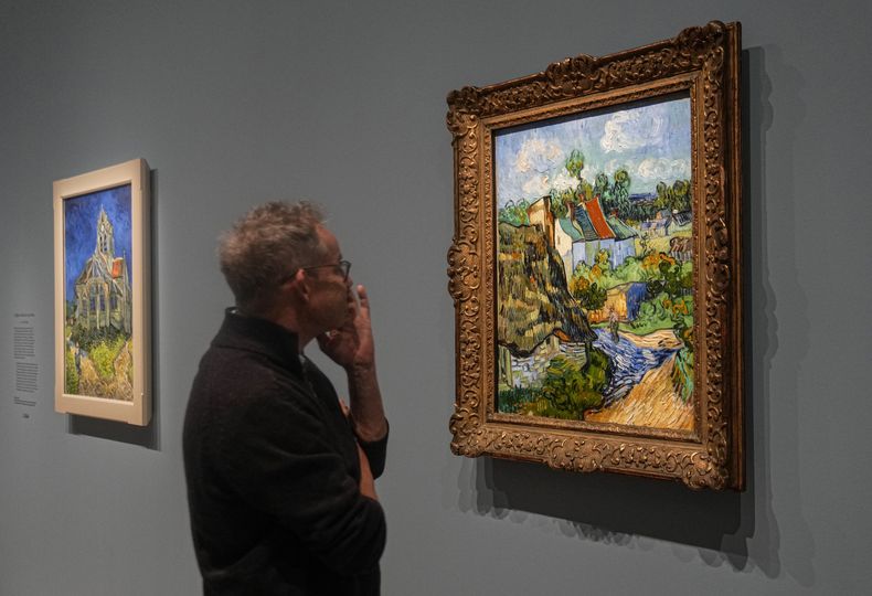 Un hombre mira el óleo sobre lienzo de Vincent van Gogh, Casa de Auvers-sur-Oise, 1890, en un recorrido de prensa por la exposición Van Gogh en Auvers-sur-Oise: Los últimos meses en el Museo de Orsay de París, el viernes 29 de septiembre de 2023. La exposición se abre al público del 3 de octubre de 2023 al 4 de febrero de 2024, se centra en los dos meses previos a su muerte a los 37 años el 29 de julio de 1890. (Foto AP/Michel Euler)