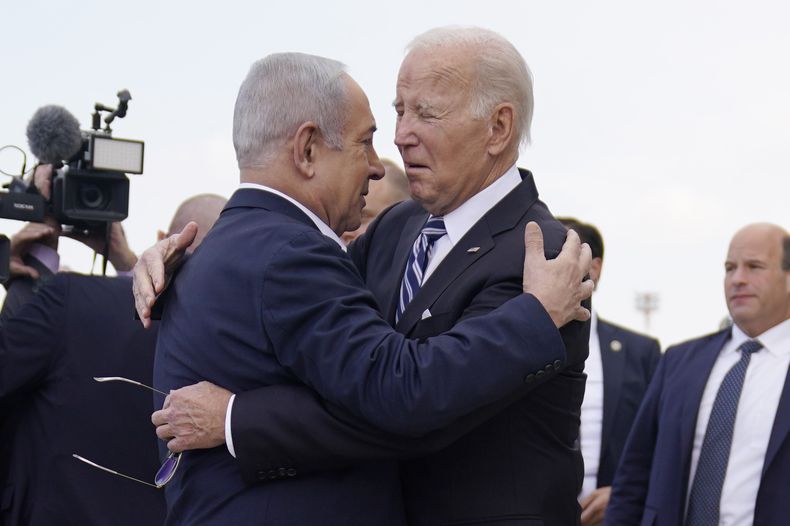 ARCHIVO - El presidente Joe Biden es recibido por el primer ministro israelí Benjamin Netanyahu tras llegar al aeropuerto internacional Ben Gurion, el 18 de octubre de 2023, en Tel Aviv. (AP Foto/Evan Vucci)
