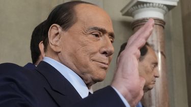 ARCHIVO - El presidente de Forza Italia, Silvio Berlusconi, sale del Quirinal, el palacio presidencial en Roma, 21 de octubre de 2022. El expremier italiano Silvio Berlusconi, se encuentra estable después de tres semanas en un hospital donde recibe tratamiento por una infección pulmonar, dijeron sus médicos el miércoles 26 de abril de 2023. (AP Foto/Gregorio Borgia, File)