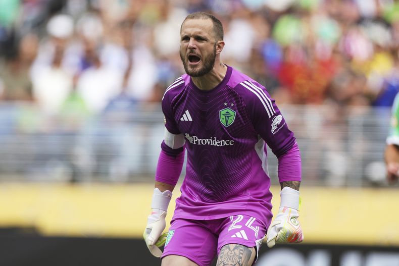 ARCHIVO - El portero de los Seattle Sounders, Stefan Frei, reacciona durante el partido de fútbol del Mundial de Clubes del grupo B entre los Seattle Sounders y el Atlético de Madrid en Seattle, el jueves 19 de junio de 2025. (Foto AP/Ryan Sun, Archivo)