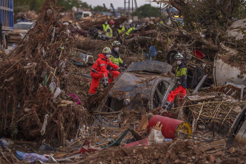 Rescatistas retiran automóviles en un área afectada por inundaciones, el domingo 3 de noviembre de 2024, en Catarroja, España. (AP Foto/Manu Fernández)