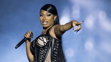 ARCHIVO - Megan Thee Stallion se presenta en el Festival Reading Music, en Inglaterra, el 26 de agosto de 2022. Stallion junto con Red Hot Chili Peppers y Lauryn Hill encabezarán el Festival Global Citizen de este año. La organización sin fines de lucro contra la pobreza busca centrar la atención en la creciente desigualdad para niñas y mujeres jóvenes de todo el mundo. (Foto AP/Scott Garfitt, archivo)
