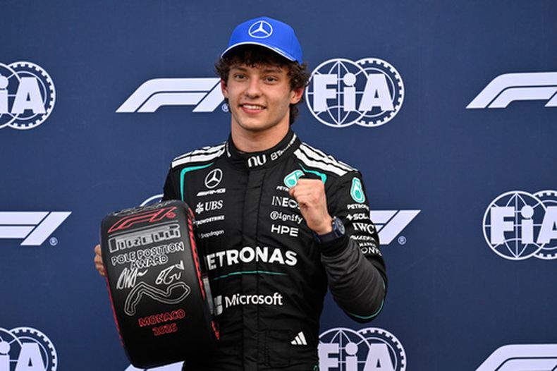 El italiano Andrea Kimi Antonelli de Mercedes celebra tras conseguir la pole para el Gran Premio de Mónaco el sábado 6 de junio del 2026. (AP Foto/Philippe Magoni)
