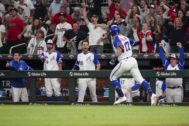 Los Bravos de Atlanta festejan un jonrón de Kevin Pillar (17) ante los Orioles de Baltimore, el sábado 6 de mayo de 2023 (AP Foto/John Bazemore)
