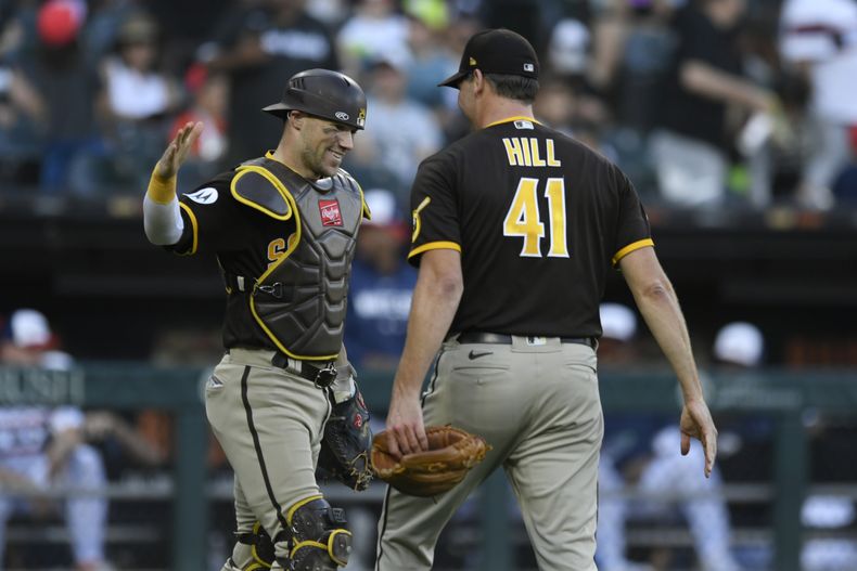 Rich Hill (41), cerrador de los Padres de San Diego, celebra con el receptor Brett Sulllivan, izquierda, después de derrotar a los Medias Blancas de Chicago, el domingo 1 de octubre de 2023, en Chicago. (AP Foto/Paul Beaty)