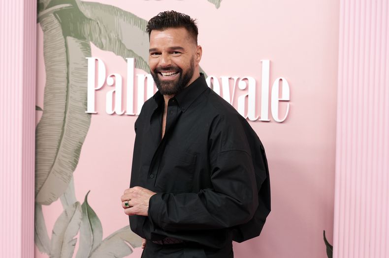 Ricky Martin, del elenco de Palm Royale, posa en el estreno de la miniserie de Apple TV+ en el Teatro Samuel Goldwyn el jueves 14 de marzo de 2024, en Beverly Hills, California. (AP Photo/Chris Pizzello)