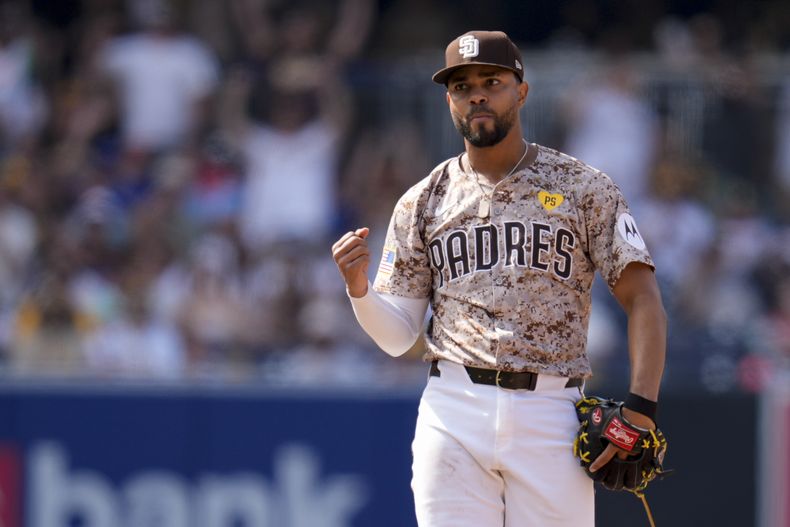 El segunda base de los Padres de San Diego Xander Bogaerts celebra el trifunfo ante los Azulejos de Toronto, 6-3 el domingo 21 de abril de 2024, en San Diego. (AP Foto/Gregory Bull)
