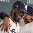 El cubano Adolis García, de los Rangers de Texas, ríe con sus compañeros antes de un juego ante los Guardianes de Cleveland, el sábado 15 de julio de 2023 (AP Foto/Emil T. Lippe)
