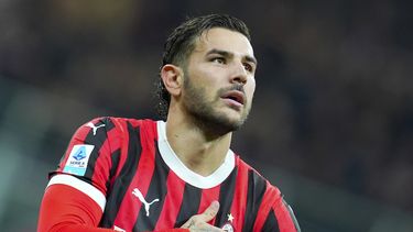 Theo Hernández del AC Milan tras anotar un gol ante Lecce en la Serie A, el 27 de septiembre de 2024, en Milán. (Spada/LaPresse vía AP)