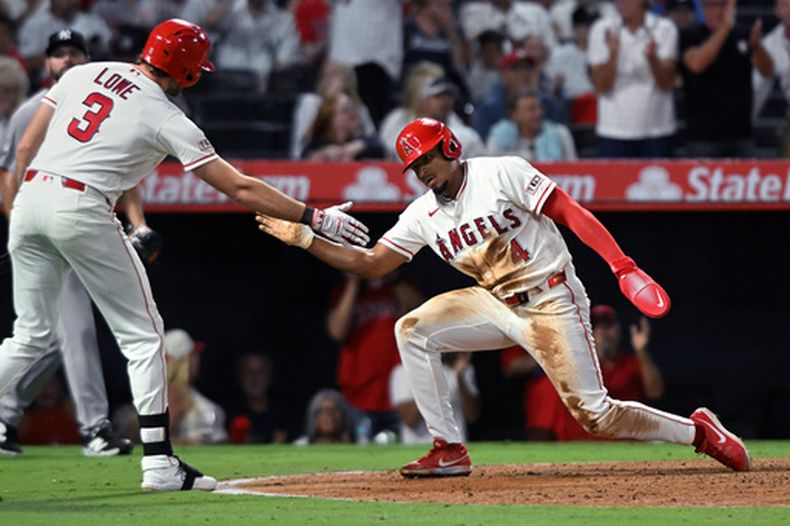 Christian Moore celebra con su compañero de los Angelinos de Los Ángeles Josh Lowe tras anotar en un error de los Yankees de Nueva York en la quinta entrada el lunes 31 de agosto del 2026. (AP Foto/Wally Skalij)