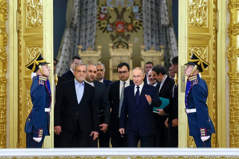 ARCHIVO - El presidente de Irán, Masoud Pezeshkian, en el centro a la izquierda, y el presidente de Rusia, Vladímir Putin, en el centro a la derecha, llegan a una ceremonia tras sus conversacione en el Kremlin, Moscú, Rusia, el 17 de enero de 2025. (Vyacheslav Prokofyev, Sputnik, Kremlin Pool Foto via AP, Archivo)