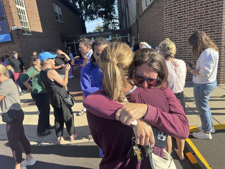 Padres esperan noticias de sus hijos después de un tiroteo reportado en la Escuela Católica de la Anunciación, el 27 de agosto de 2025 en Minneapolis. (Richard Tsong-Taatarii/Star Tribune vía AP)