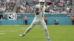 El quarterback de los Dolphins de Miami Tua Tagovailoa (1) lanza un pase para touchdown al wide receiver Tyreek Hill (10) durante la segunda mitad del juego contra los Raiders de Las Vegas, el domingo 17 de noviembre en 2024, en Miami Gardens, Florida. (AP Photo/Lynne Sladky)