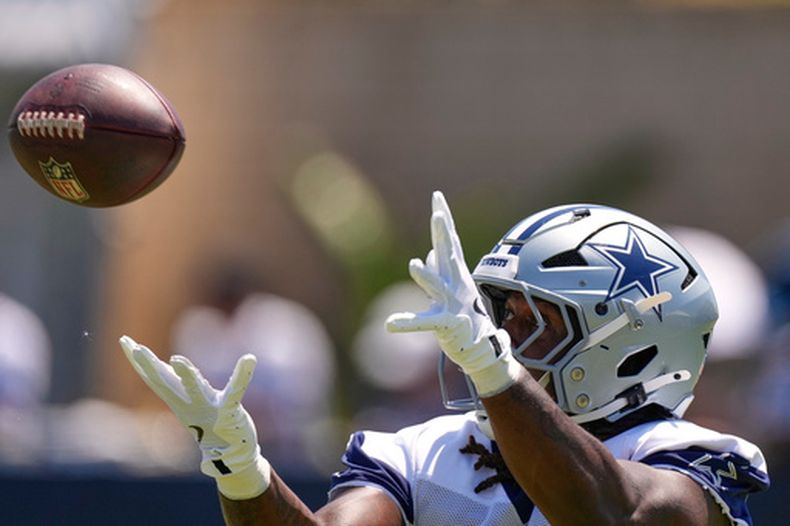 El ala cerrada de los Cowboys de Dallas, Princeton Fant, atrapa un pase durante el campamento de entrenamiento del equipo de fútbol americano el sábado 1 de agosto de 2026, en Oxnard, California. (Foto AP/Mark J. Terrill)