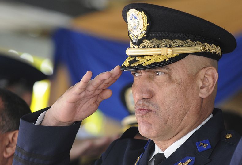 ARCHIVO - El entonces jefe de la Policía Nacional de Honduras, el general Juan Carlos Bonilla Valladares, también conocido como El Tigre, saluda durante un acto en Tegucigalpa, Honduras, el 21 de diciembre de 2012. (Foto AP, Archivo)