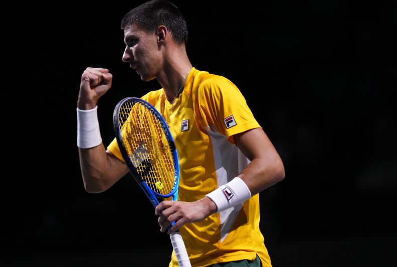 El australiano Alexei Popyrin celebra tras ganar un punto ante el finlandés Otto Virtanen en la semifinal de la Copa Davis el viernes 24 de noviembre del 2023. (AP Foto/Manu Fernandez)