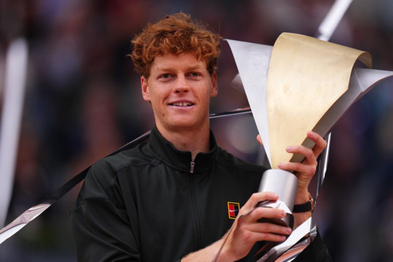 El italiano Jannik Sinner sostiene el trofeo tras ganar el Abierto de Madrid al vencer en la final al alemán Alexander Zverev el domingo 3 de mayo del 2026. (AP Foto/Manu Fernandez)
