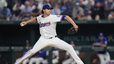 Jacob deGrom, de los Rangers de Texas, lanza frente a los Astros de Houston en el encuentro del sábado 6 de septiembre de 2025 (AP Foto/Tony Gutiérrez)