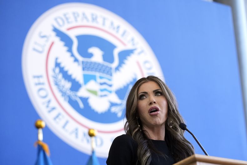 La secretaria de Seguridad Nacional, Kristi Noem, habla con empleados del departamento a su cargo el martes 28 de enero de 2025, en Washington. (AP Foto/Manuel Balce Ceneta)