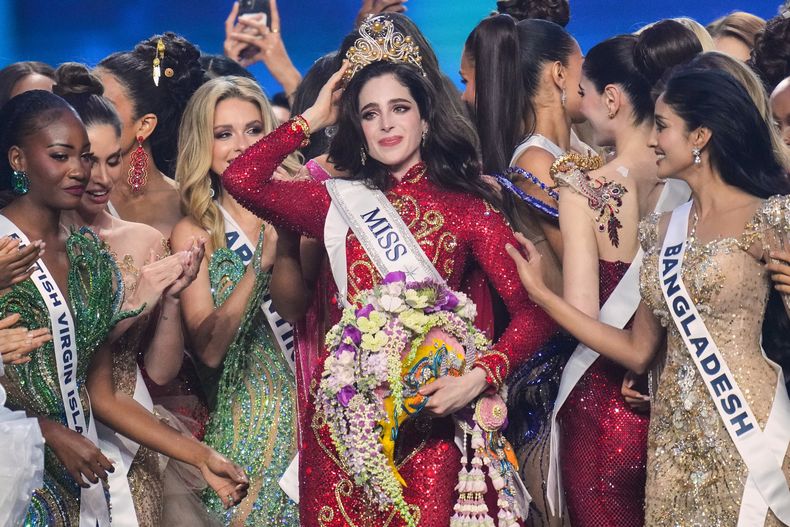 Miss México Fatima Bosch, en el centro, es celebrada por las demás concursantes tras ganar el certamen de Miss Universo 2025 en Nonthaburi, al norte de Bangkok, Tailandia, el viernes 21 de noviembre de 2025. (Foto AP/Sakchai Lalit)