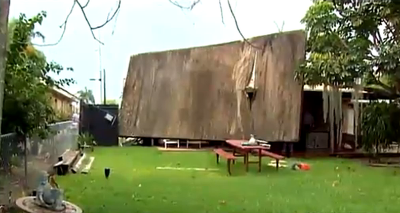 Vecinos de la ciudad de Hialeah vivieron hoy momentos de angustia cuando una fuerte tormenta hizo volar un techo.