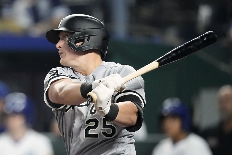 Andrew Vaughn, de los Medias Blancas de Chicago, conecta un doble en el duelo del miércoles 6 de septiembre de 2023, ante los Reales de Kansas City (AP Foto/Charlie Riedel)