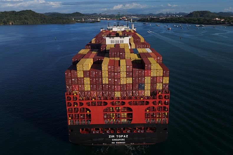 Contenedores de mercancías, a bordo de un mercante que cruza el canal de Panamá al amanecer, en la Ciudad de Panamá, el 25 de marzo de 2026. (AP Foto/Matías Delacroix)