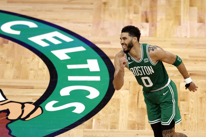 Jayson Tatum, de los Celtics de Boston, recorre la cancha durante el quinto partido de la final de la Conferencia Este, ante el Heat de Miami, el jueves 25 de mayo de 2023 (AP Foto/Michael Dwyer).