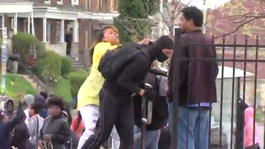 baltimore: madre saca a su hijo de disturbios a golpes [video]