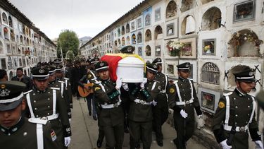 americateve | Oficiales de la polic&iacute;a boliviana cargan el ata&uacute;d del polic&iacute;a Jhonny Quispe Chura durante un funeral en La Paz, Bolivia, el lunes 21 de octubre de 2013. Polic&iacute;as y militares encontraron el lunes en un operativo conjunto los cue