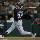 Kyle Stowers, de los Marlins de Miami, conecta un jonrón de dos carreras durante la octava entrada de un partido de béisbol contra los Atléticos, el viernes 3 de julio de 2026, en West Sacramento, California. (Foto AP/Scott Marshall)