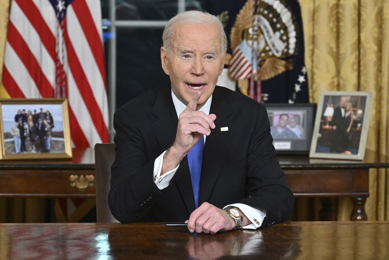 El presidente Joe Biden envía un mensaje de despedida desde el Despacho Oval de la Casa Blanca, el miércoles 15 de enero de 2025, en Washington. (Mandel Ngan/Pool vía AP)
